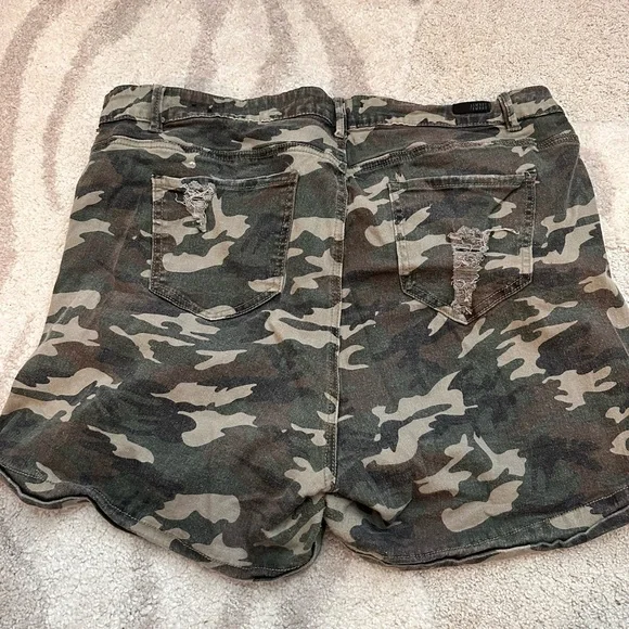Plus Size 20 Rue21 Green Camo Jean Shorts - Picture 7 of 7